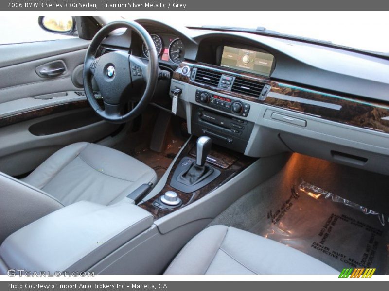 Dashboard of 2006 3 Series 330i Sedan