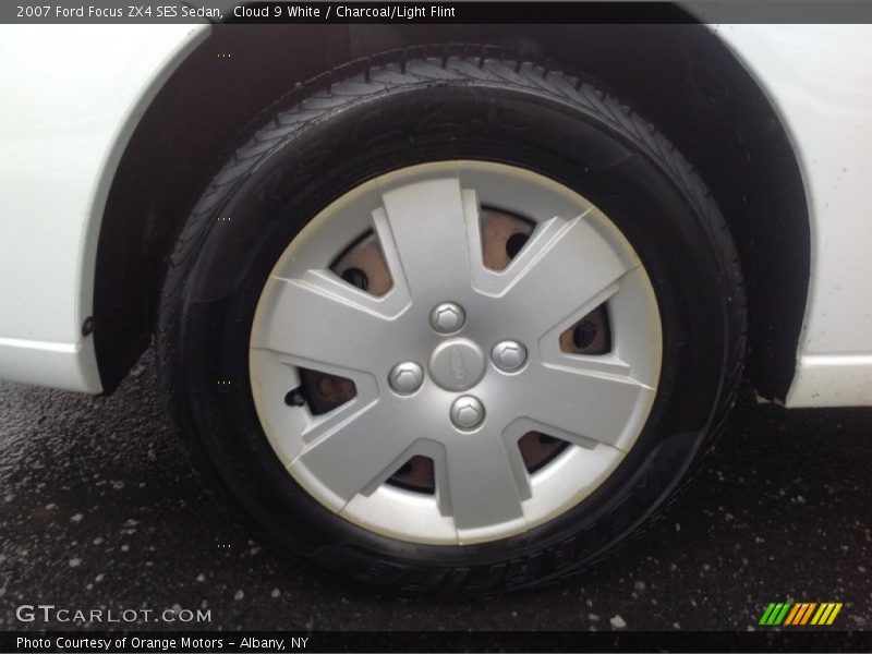 Cloud 9 White / Charcoal/Light Flint 2007 Ford Focus ZX4 SES Sedan