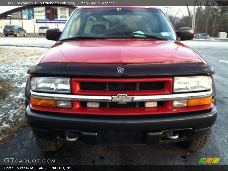 Victory Red / Graphite 2003 Chevrolet S10 LS Extended Cab 4x4
