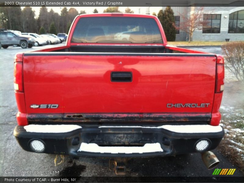 Victory Red / Graphite 2003 Chevrolet S10 LS Extended Cab 4x4