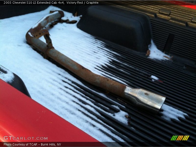 Victory Red / Graphite 2003 Chevrolet S10 LS Extended Cab 4x4