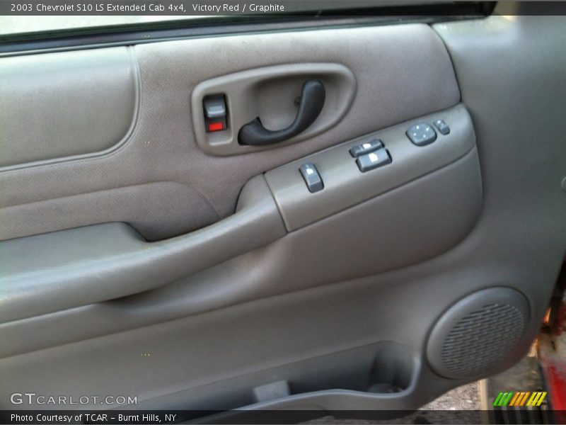 Victory Red / Graphite 2003 Chevrolet S10 LS Extended Cab 4x4
