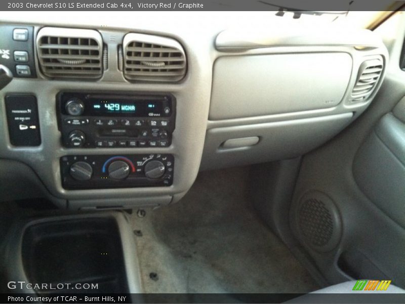 Victory Red / Graphite 2003 Chevrolet S10 LS Extended Cab 4x4