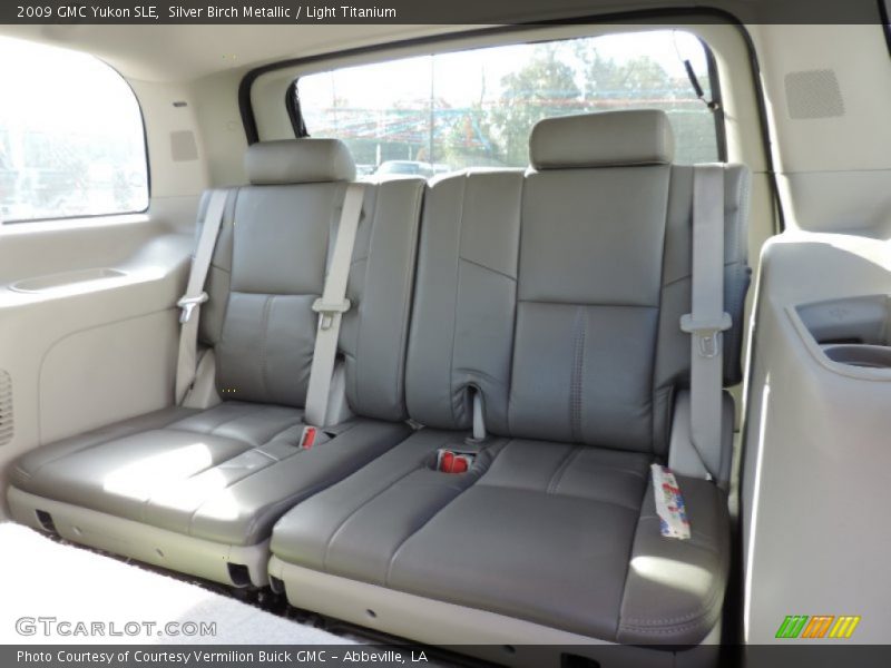 Silver Birch Metallic / Light Titanium 2009 GMC Yukon SLE