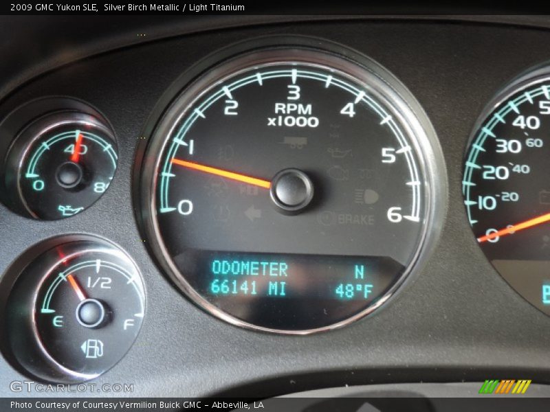 Silver Birch Metallic / Light Titanium 2009 GMC Yukon SLE