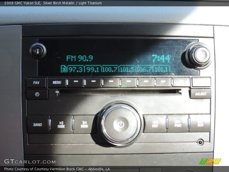 Silver Birch Metallic / Light Titanium 2009 GMC Yukon SLE