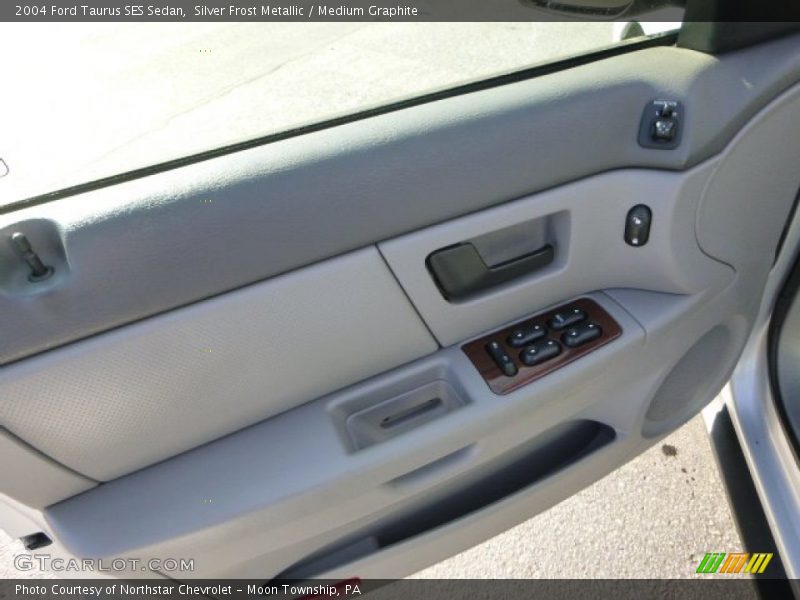 Silver Frost Metallic / Medium Graphite 2004 Ford Taurus SES Sedan