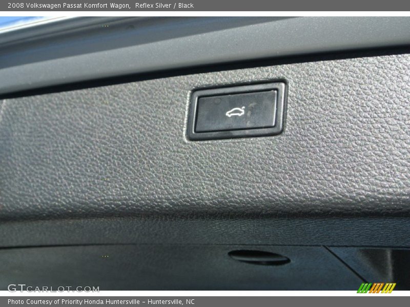 Reflex Silver / Black 2008 Volkswagen Passat Komfort Wagon