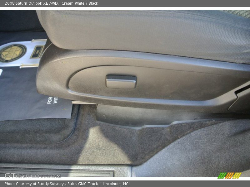 Cream White / Black 2008 Saturn Outlook XE AWD