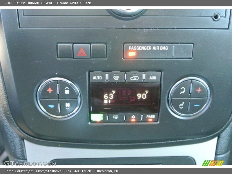 Cream White / Black 2008 Saturn Outlook XE AWD