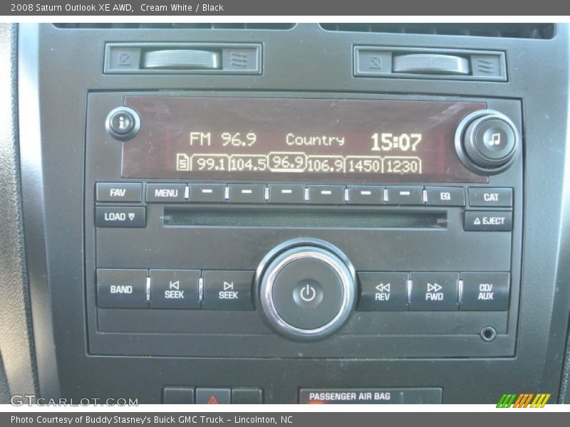 Cream White / Black 2008 Saturn Outlook XE AWD