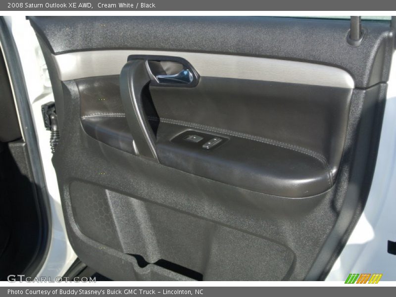 Cream White / Black 2008 Saturn Outlook XE AWD