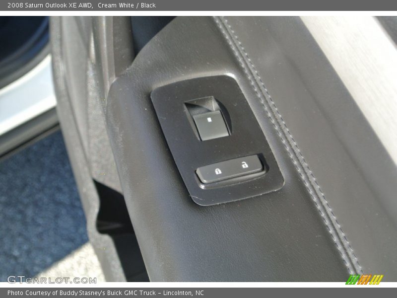 Cream White / Black 2008 Saturn Outlook XE AWD