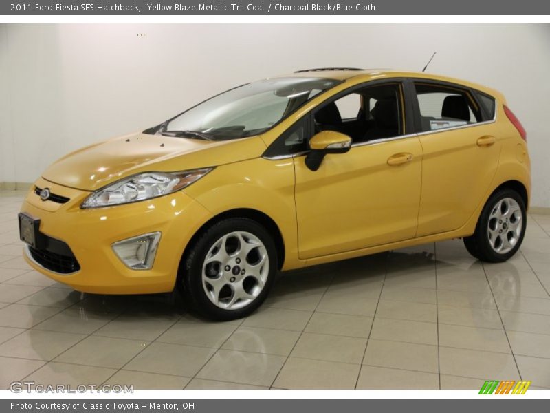 Yellow Blaze Metallic Tri-Coat / Charcoal Black/Blue Cloth 2011 Ford Fiesta SES Hatchback