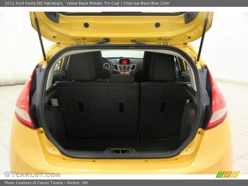 Yellow Blaze Metallic Tri-Coat / Charcoal Black/Blue Cloth 2011 Ford Fiesta SES Hatchback