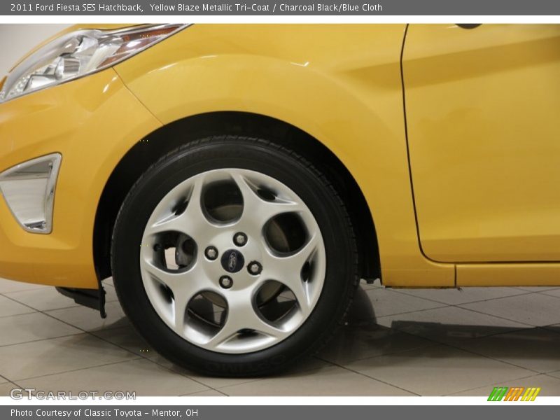 Yellow Blaze Metallic Tri-Coat / Charcoal Black/Blue Cloth 2011 Ford Fiesta SES Hatchback