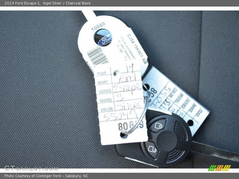 Ingot Silver / Charcoal Black 2014 Ford Escape S