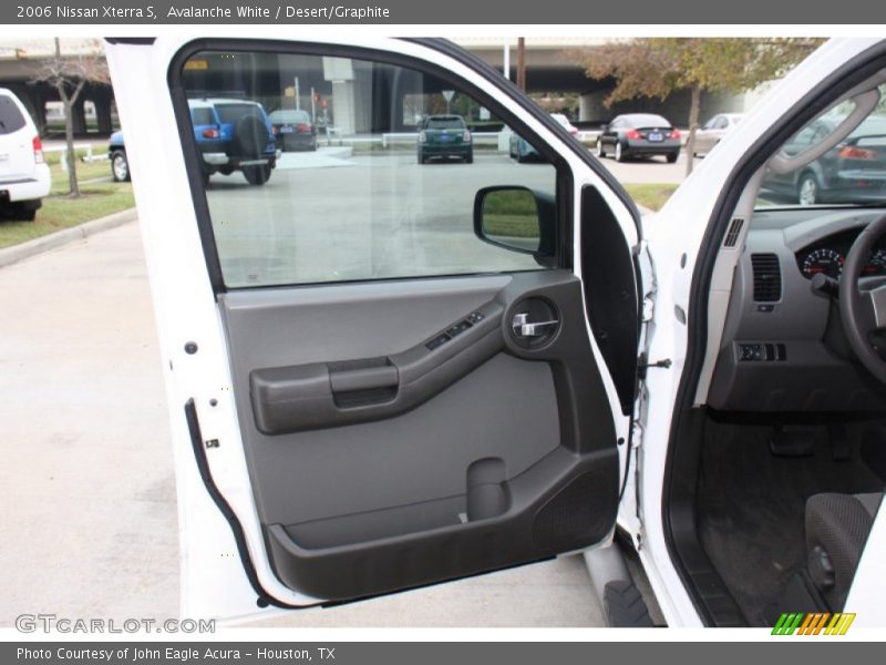 Avalanche White / Desert/Graphite 2006 Nissan Xterra S