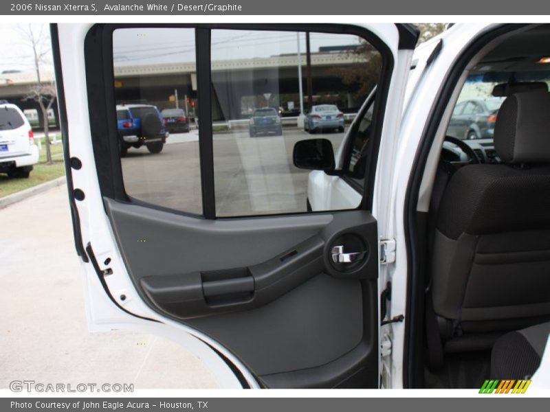 Avalanche White / Desert/Graphite 2006 Nissan Xterra S