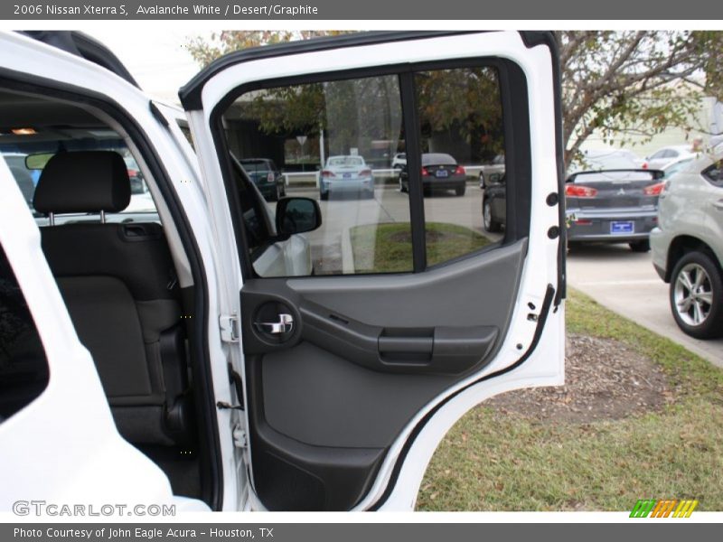 Avalanche White / Desert/Graphite 2006 Nissan Xterra S