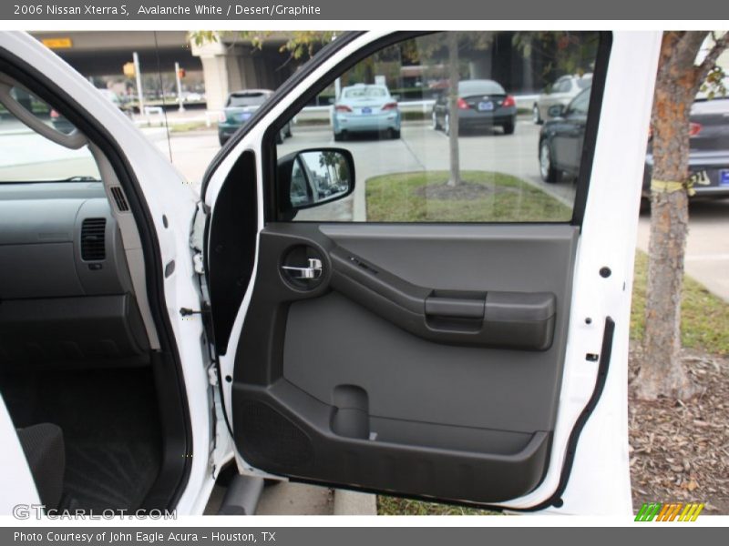 Avalanche White / Desert/Graphite 2006 Nissan Xterra S