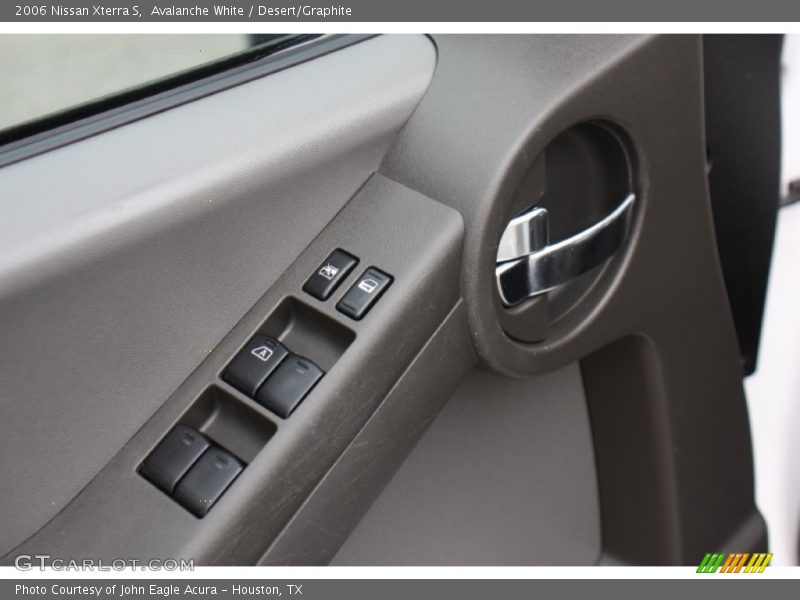 Avalanche White / Desert/Graphite 2006 Nissan Xterra S