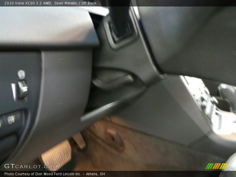 Silver Metallic / Off Black 2010 Volvo XC90 3.2 AWD