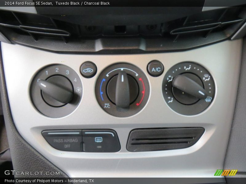 Tuxedo Black / Charcoal Black 2014 Ford Focus SE Sedan