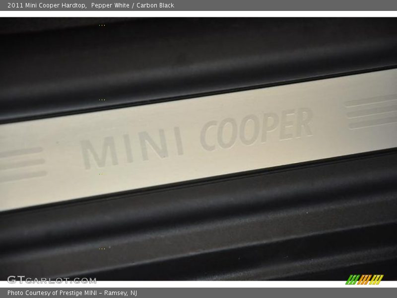 Pepper White / Carbon Black 2011 Mini Cooper Hardtop
