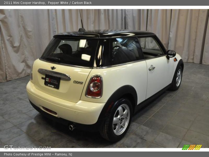 Pepper White / Carbon Black 2011 Mini Cooper Hardtop