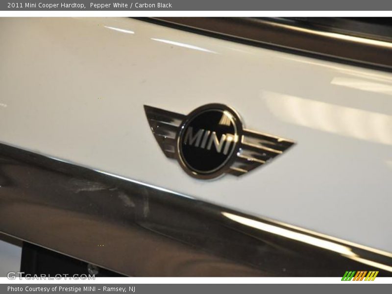 Pepper White / Carbon Black 2011 Mini Cooper Hardtop