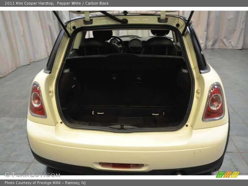 Pepper White / Carbon Black 2011 Mini Cooper Hardtop