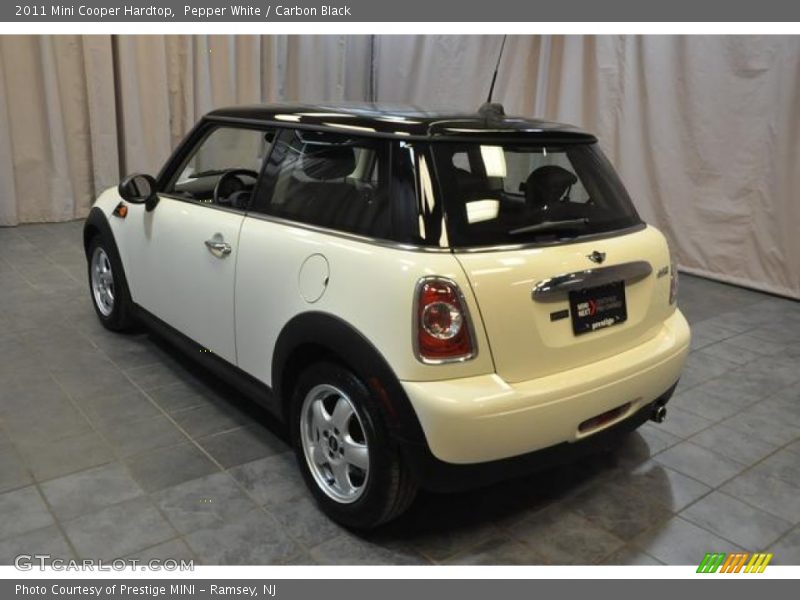 Pepper White / Carbon Black 2011 Mini Cooper Hardtop