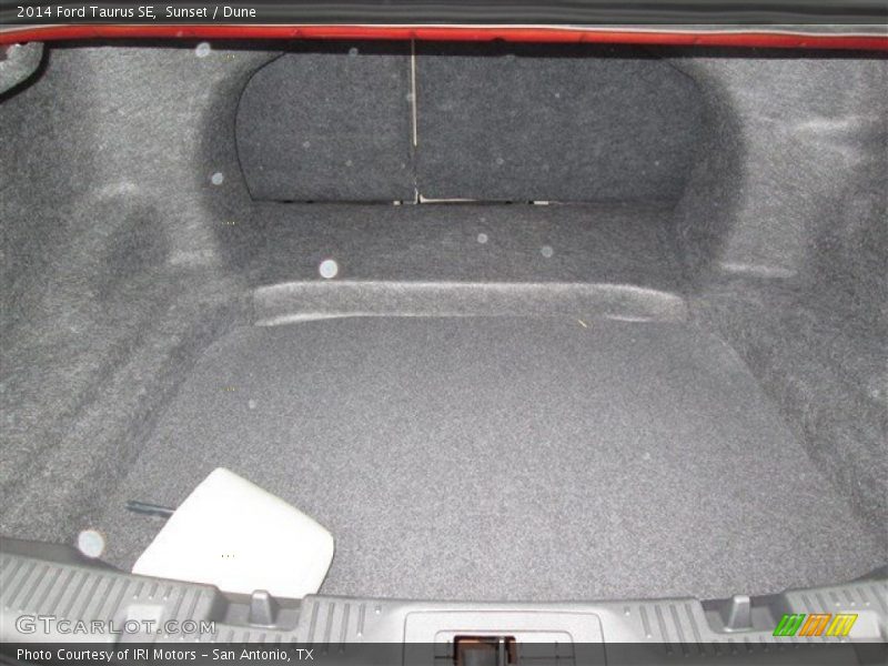  2014 Taurus SE Trunk