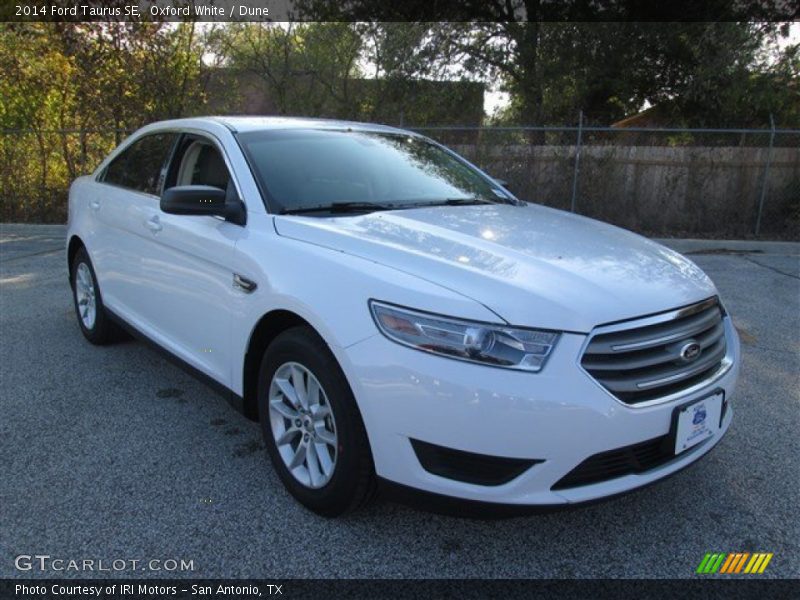 Oxford White / Dune 2014 Ford Taurus SE