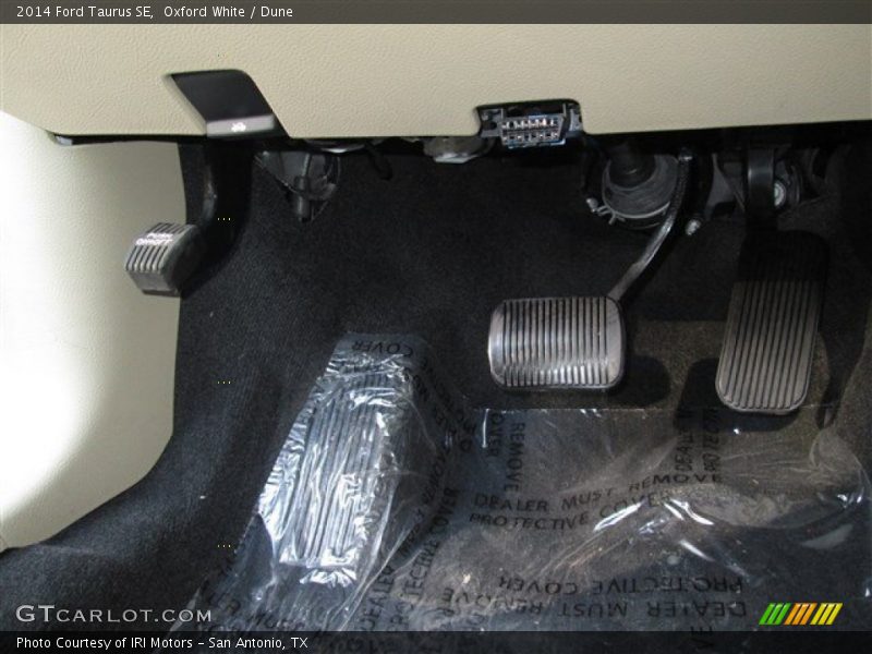 Oxford White / Dune 2014 Ford Taurus SE