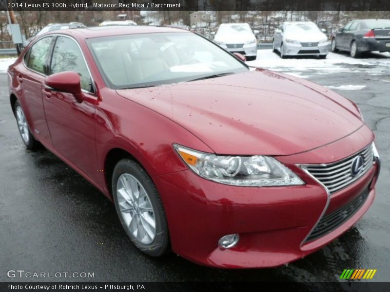 Front 3/4 View of 2014 ES 300h Hybrid