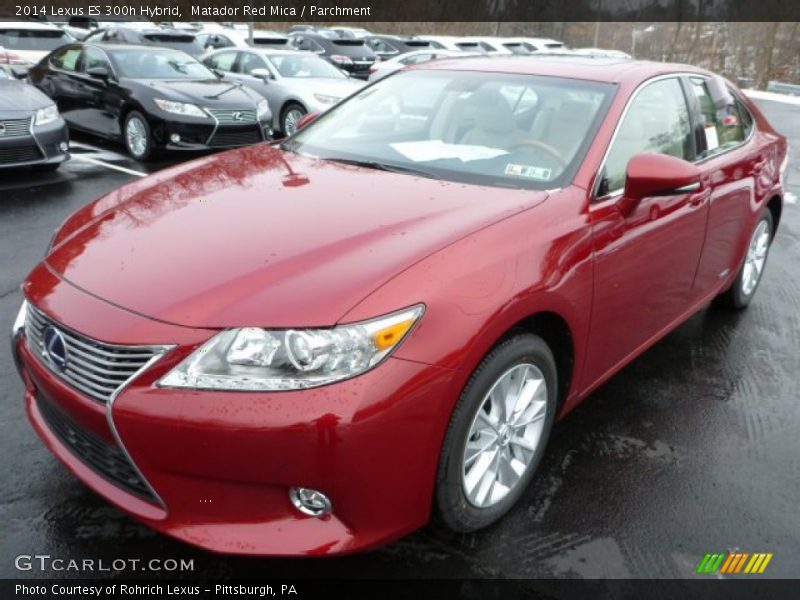 Front 3/4 View of 2014 ES 300h Hybrid