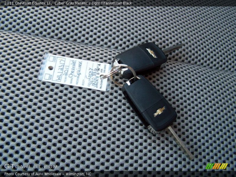 Cyber Gray Metallic / Light Titanium/Jet Black 2011 Chevrolet Equinox LT