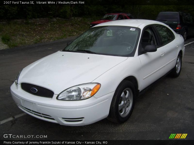 Vibrant White / Medium/Dark Flint 2007 Ford Taurus SE
