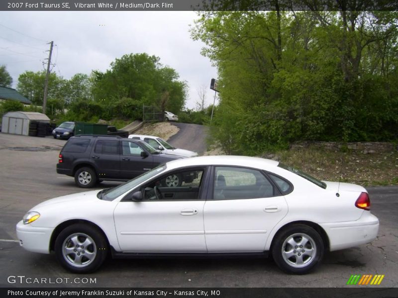 Vibrant White / Medium/Dark Flint 2007 Ford Taurus SE