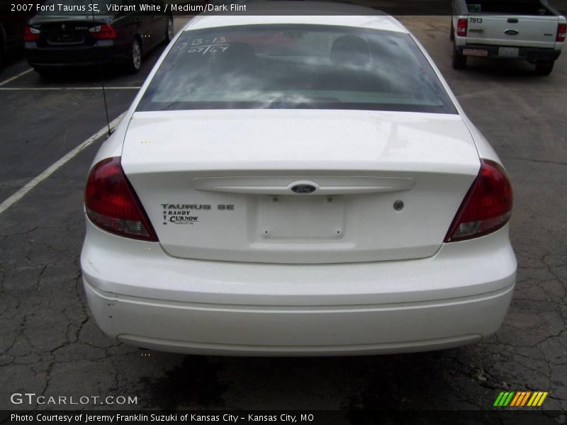 Vibrant White / Medium/Dark Flint 2007 Ford Taurus SE