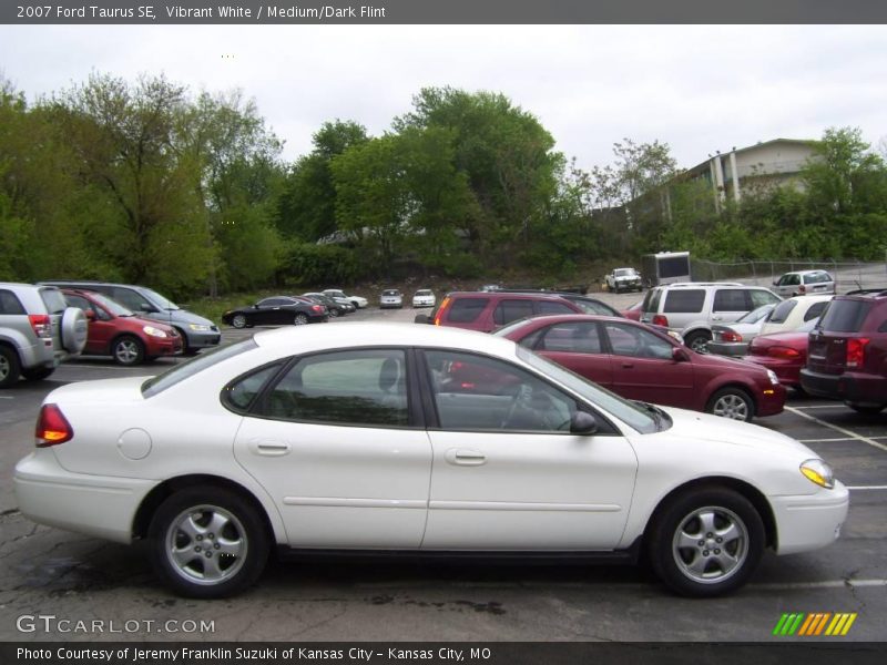 Vibrant White / Medium/Dark Flint 2007 Ford Taurus SE