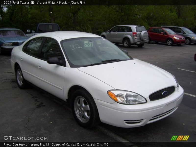 Vibrant White / Medium/Dark Flint 2007 Ford Taurus SE