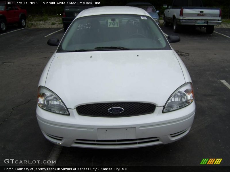 Vibrant White / Medium/Dark Flint 2007 Ford Taurus SE