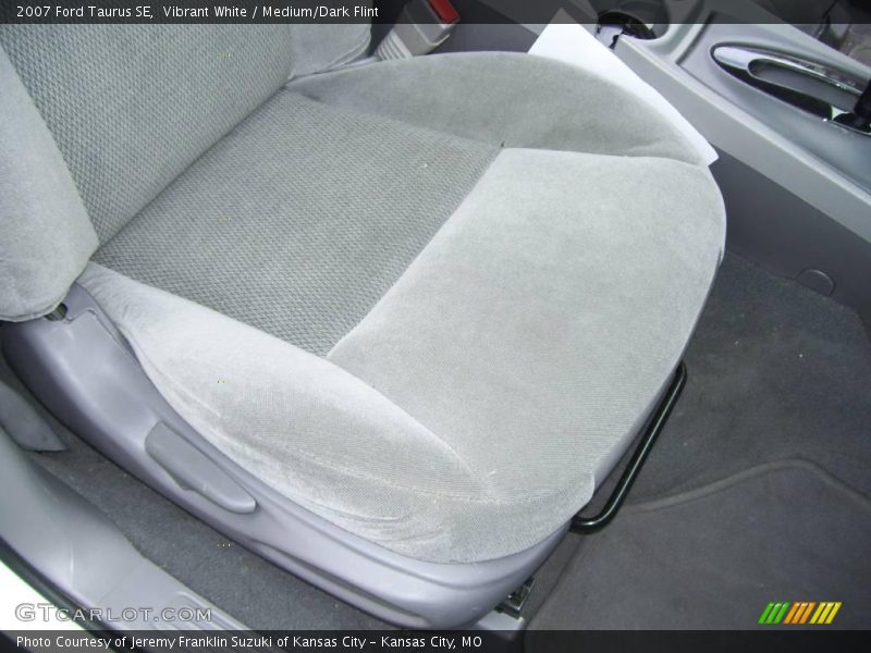 Vibrant White / Medium/Dark Flint 2007 Ford Taurus SE