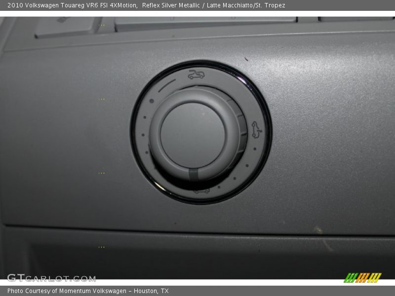 Reflex Silver Metallic / Latte Macchiatto/St. Tropez 2010 Volkswagen Touareg VR6 FSI 4XMotion