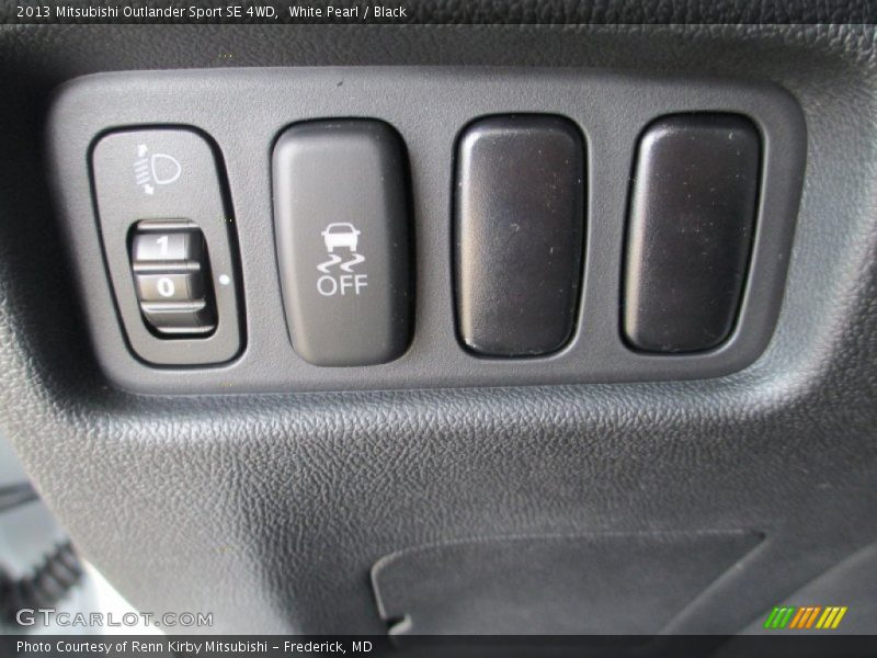 White Pearl / Black 2013 Mitsubishi Outlander Sport SE 4WD