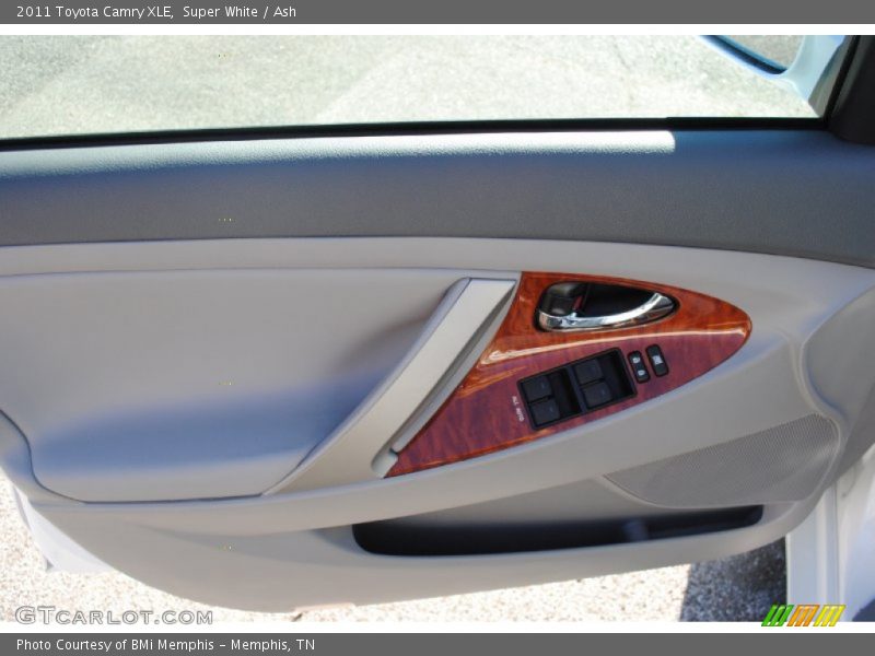 Super White / Ash 2011 Toyota Camry XLE