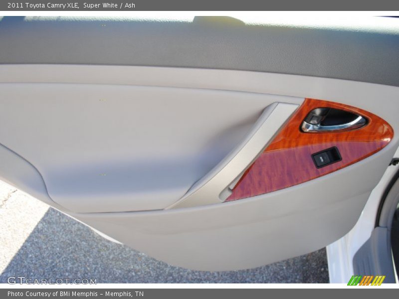 Super White / Ash 2011 Toyota Camry XLE